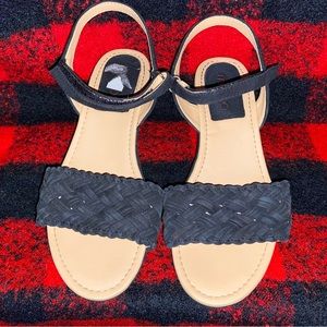 ME TOO size 7M sandal wedge! 🖤😍